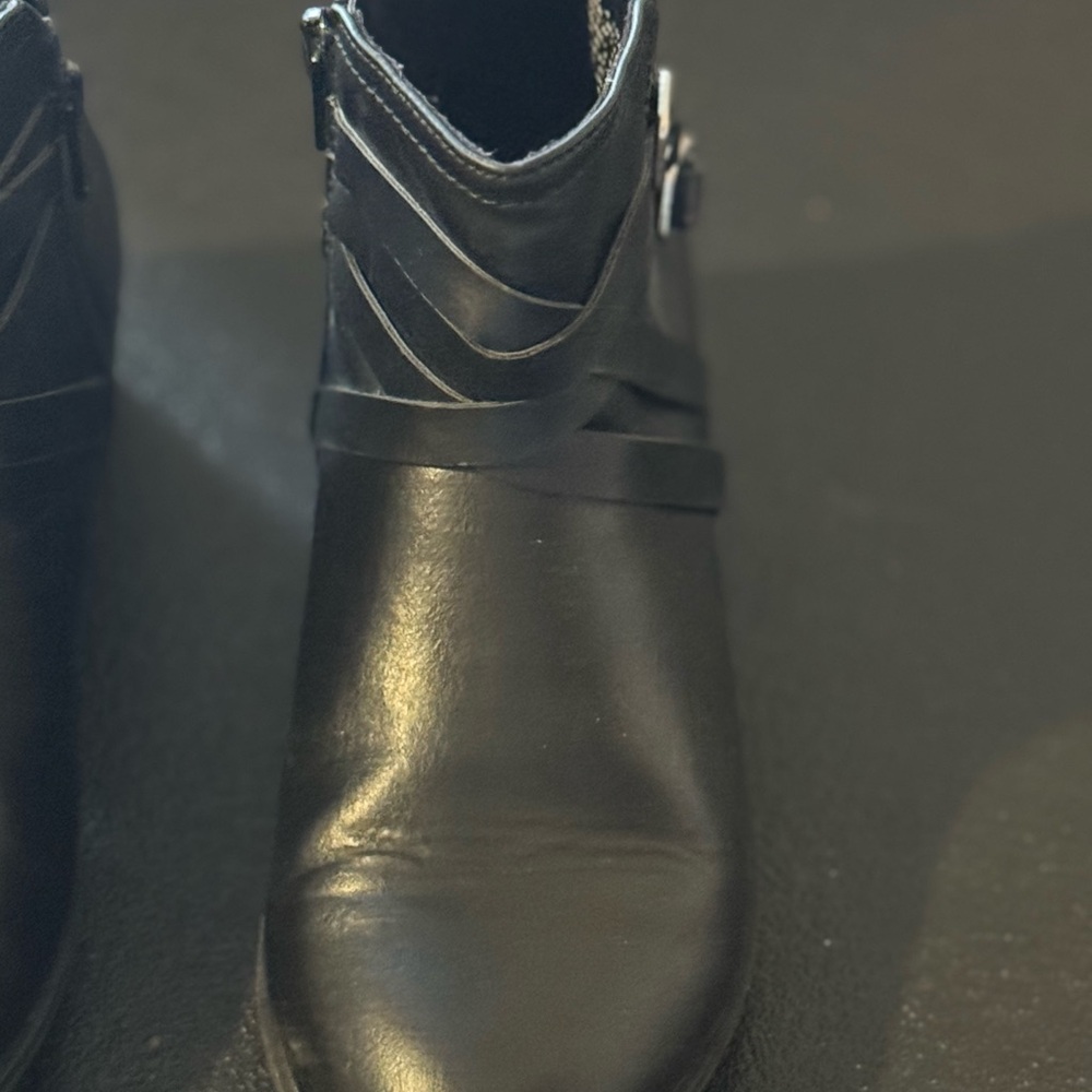 Kohl’s Brand, Girl’s Black Ankle Boots, (Size 4) Kid’s Shoes/Footwear - Picture 2 of 9